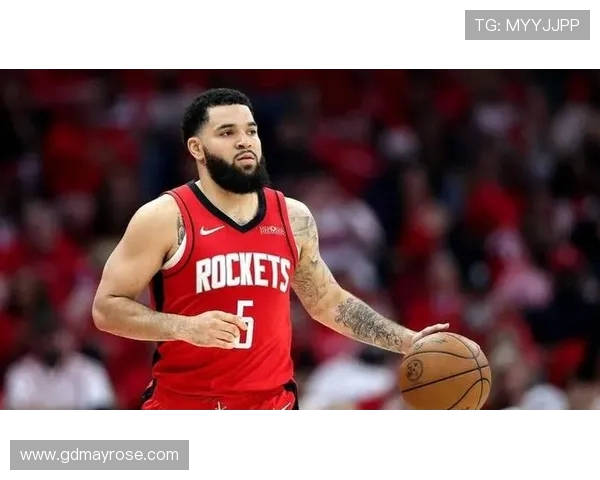 范弗里特亲自上阵指导挡拆训练显轻松 球队备战气氛高昂令人期待